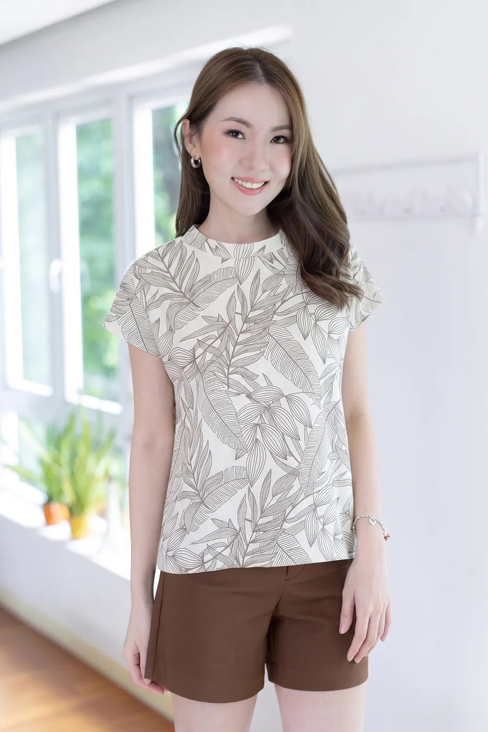 Alternative view of PT0144 Back-Button Breeze Top – Leaf White