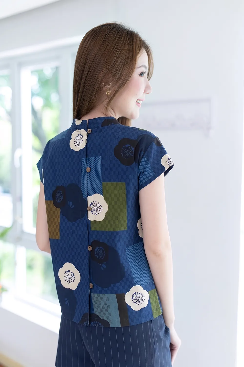 PT0144 Back-Button Breeze Top – Ume Blue