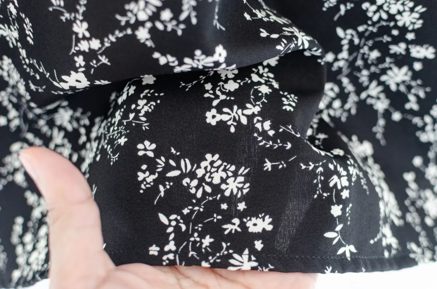 MT0106 Peter Pan Collar Folded Sleeve Floral Blouse – Black - Image 7