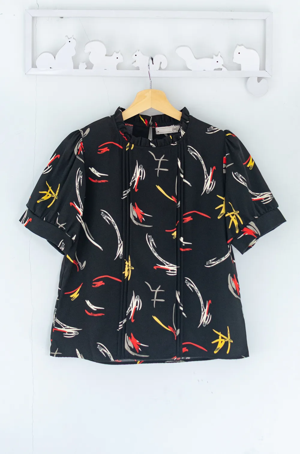 Alternative view of MT0404 Ruff Collar Balloon Sleeve Blouse – Black