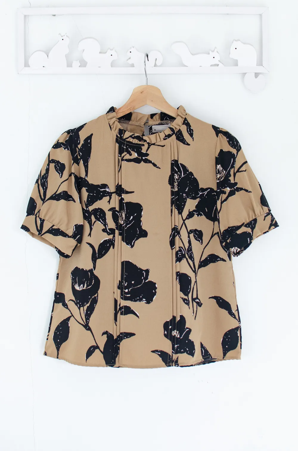 Alternative view of MT0404 Ruff Collar Balloon Sleeve Blouse – Latte