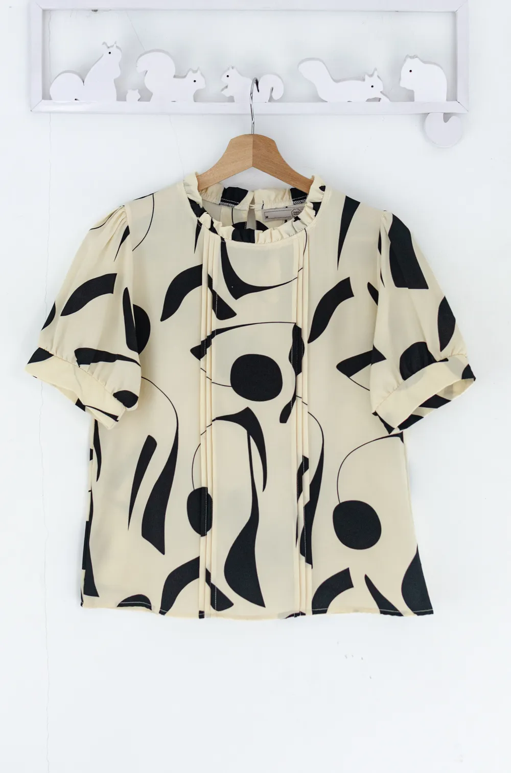 Alternative view of MT0404 Ruff Collar Balloon Sleeve Blouse – Graphic Vanilla