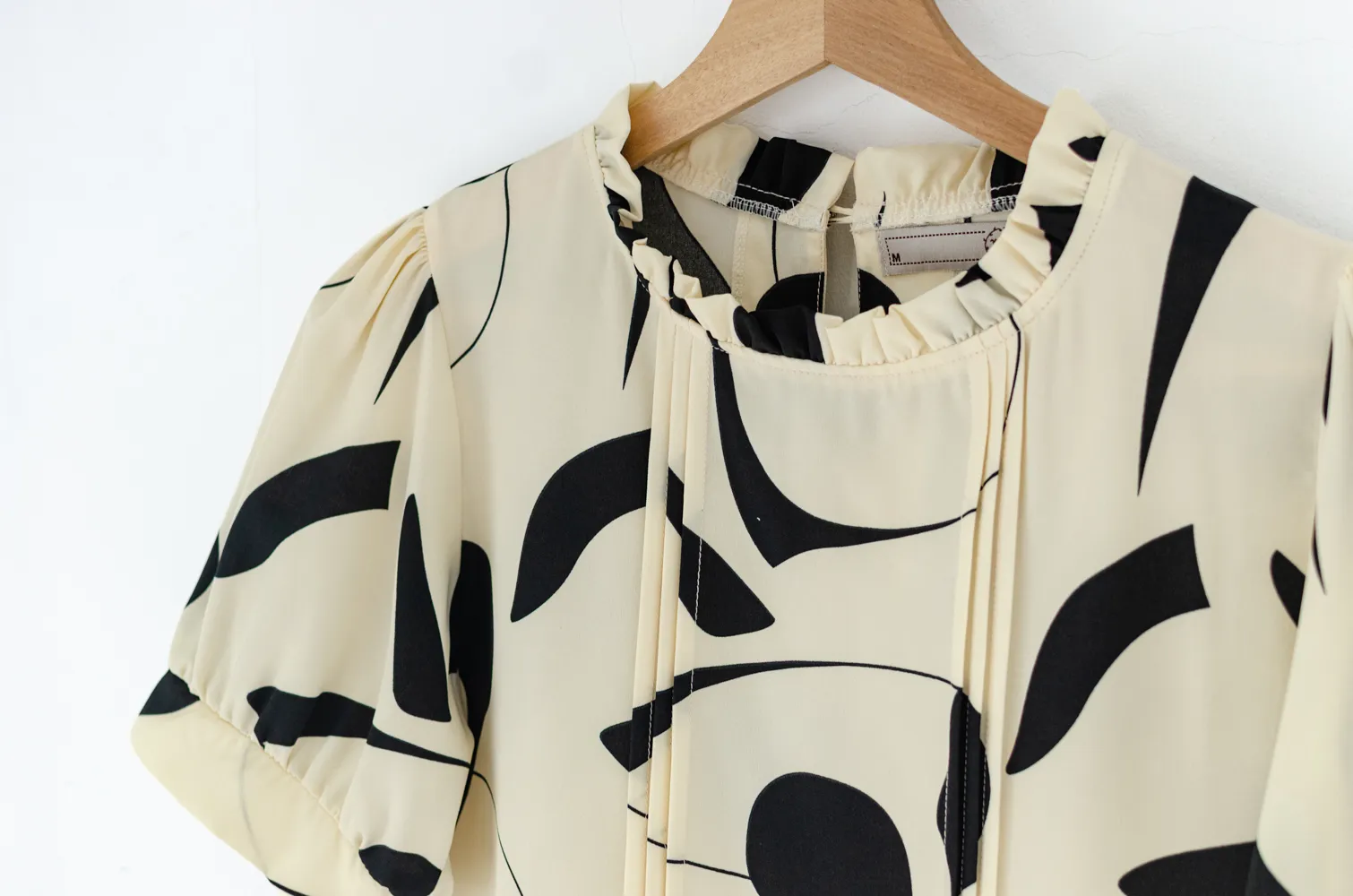 MT0404 Ruff Collar Balloon Sleeve Blouse – Graphic Vanilla - Image 3