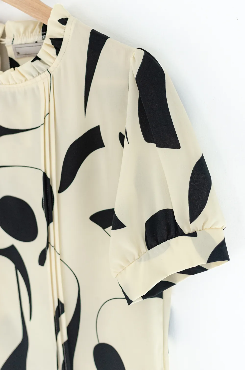 MT0404 Ruff Collar Balloon Sleeve Blouse – Graphic Vanilla - Image 4
