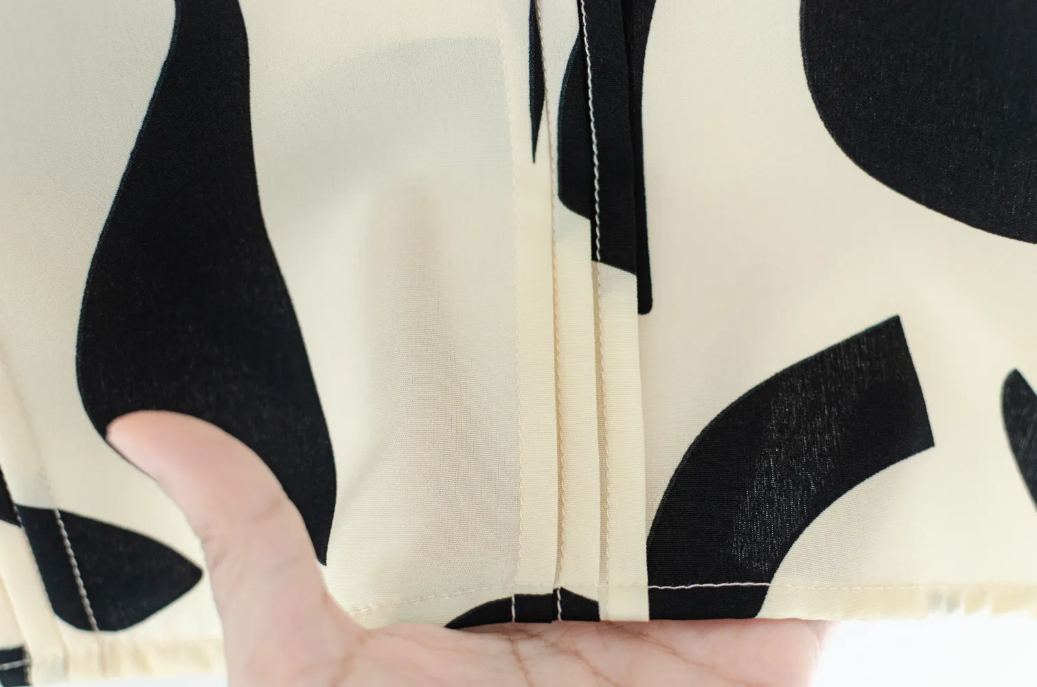MT0404 Ruff Collar Balloon Sleeve Blouse – Graphic Vanilla - Image 5