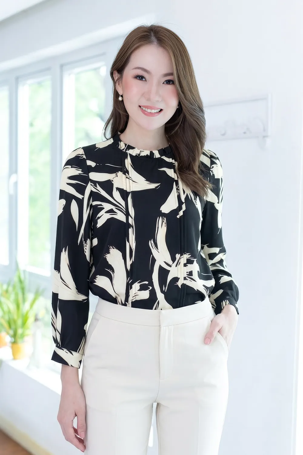 MT0431 Ruff Collar Pintuck Graphic Blouse – Black