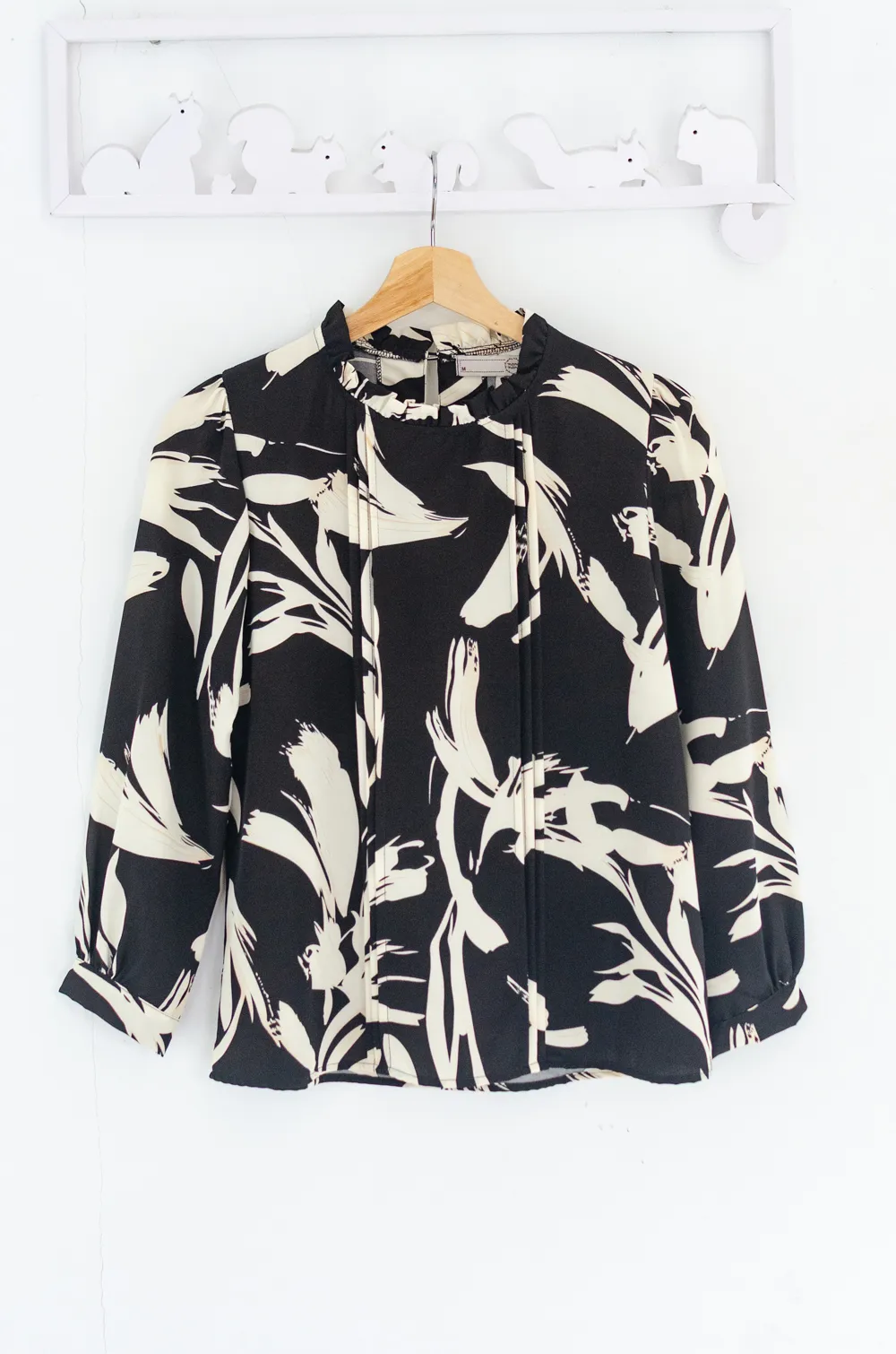 Alternative view of MT0431 Ruff Collar Pintuck Graphic Blouse – Black
