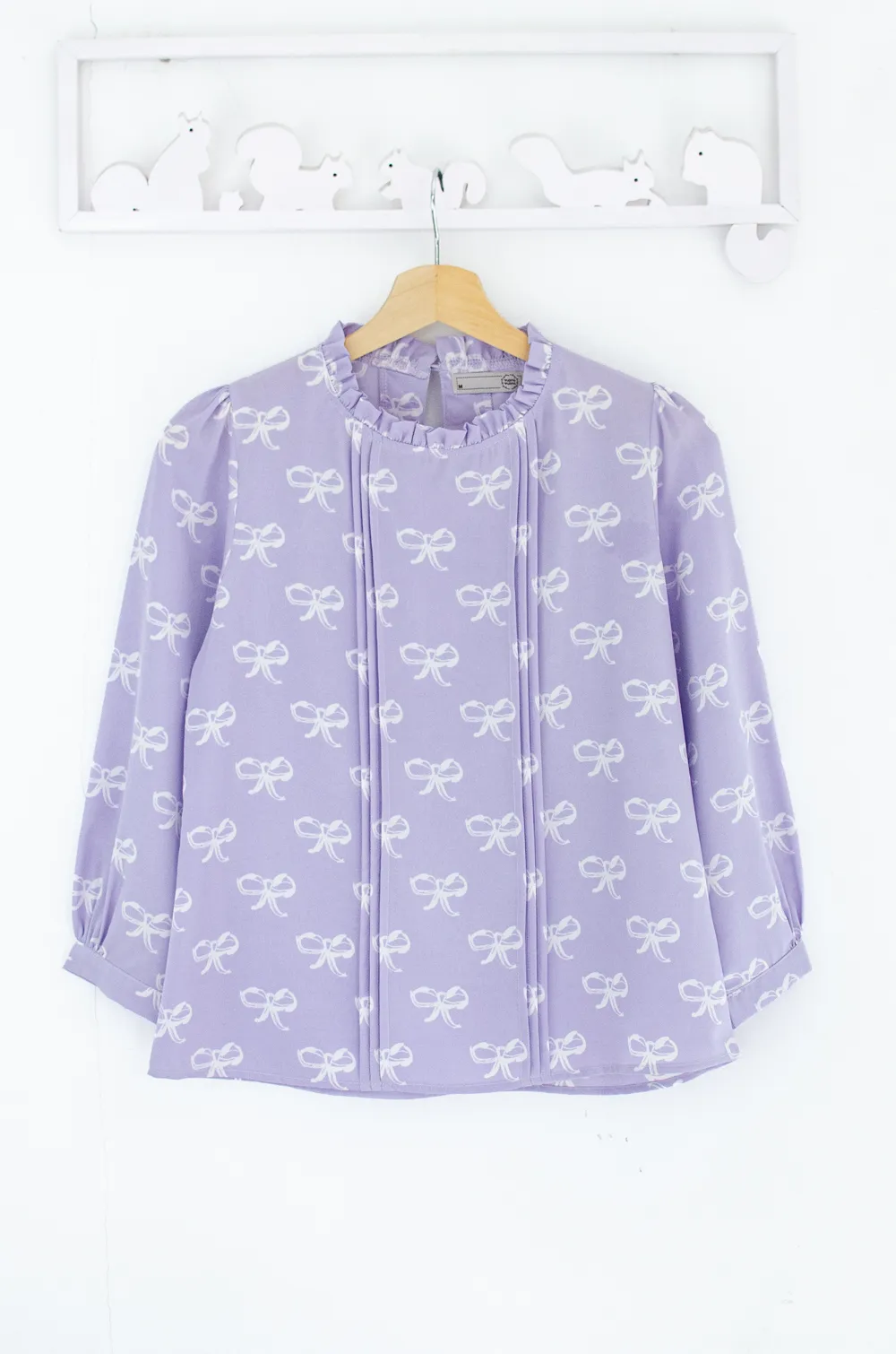 Alternative view of MT0431 Ruff Collar Pintuck Bow Print Blouse – Lavender