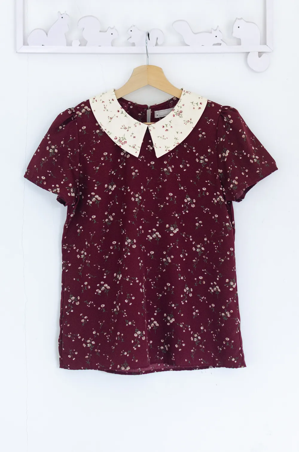 Alternative view of MT1301 Floral Point Collar Delilah Blouse – Maroon