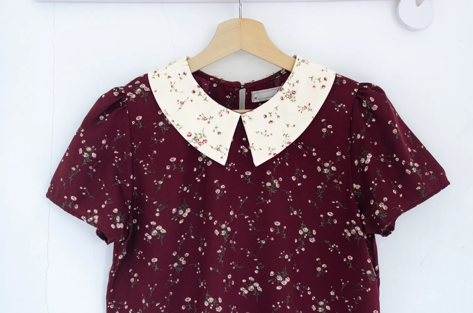 MT1301 Floral Point Collar Delilah Blouse – Maroon - Image 3