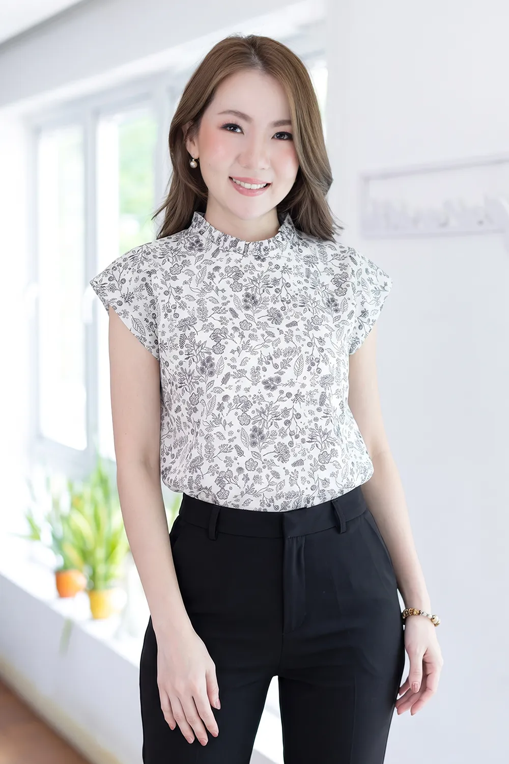MT2758 Ruff Collar Cap Sleeve Wildflower Blouse – White