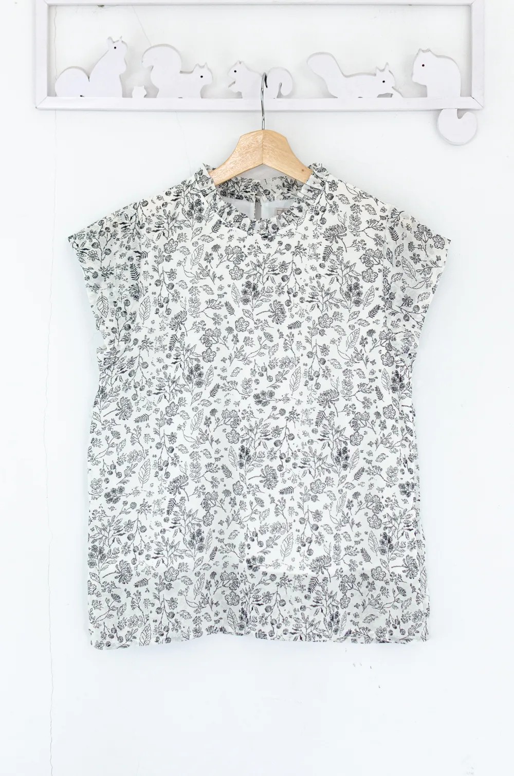 Alternative view of MT2758 Ruff Collar Cap Sleeve Wildflower Blouse – White