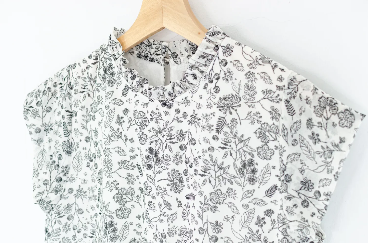 MT2758 Ruff Collar Cap Sleeve Wildflower Blouse – White - Image 3