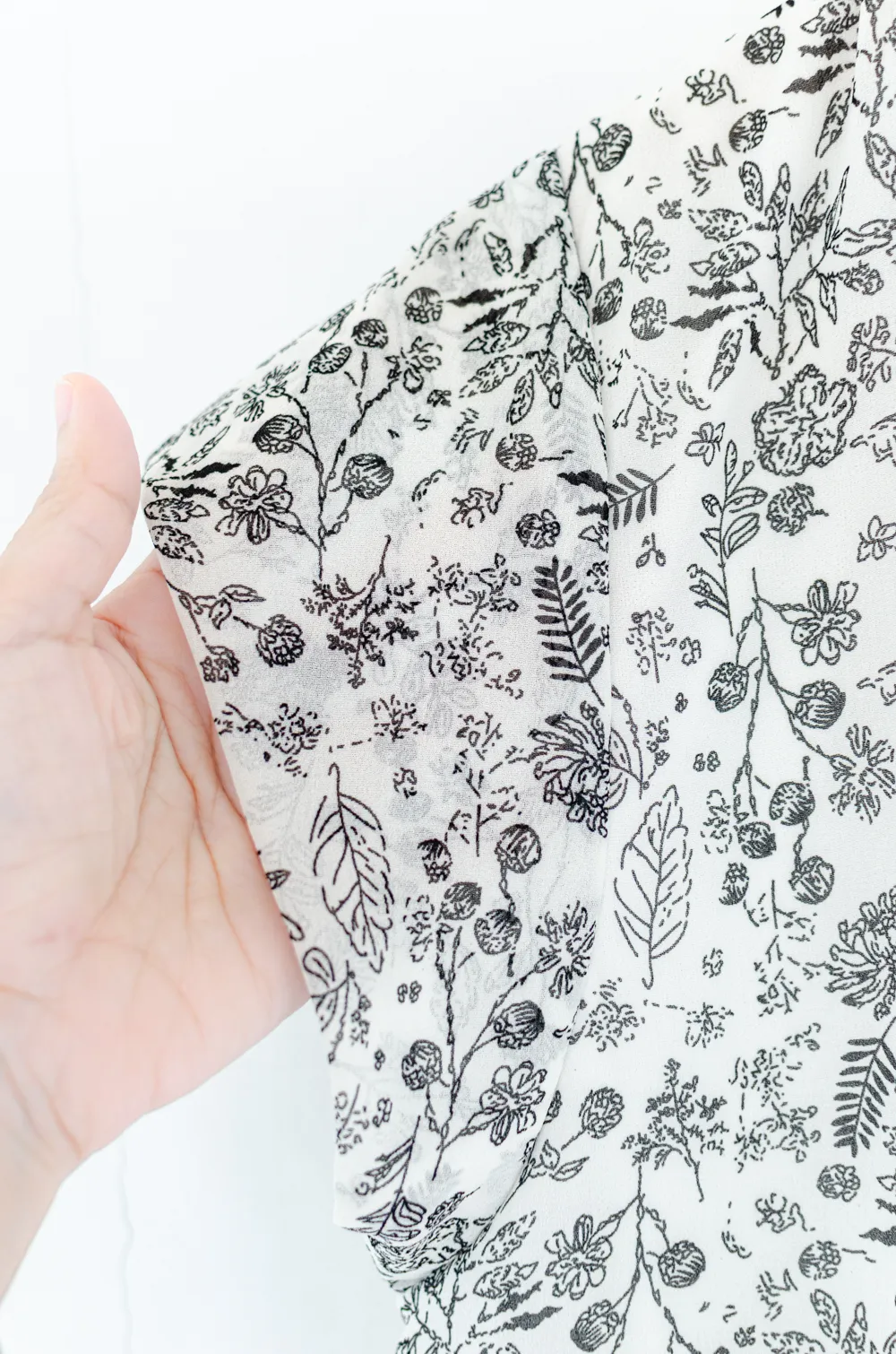MT2758 Ruff Collar Cap Sleeve Wildflower Blouse – White - Image 4