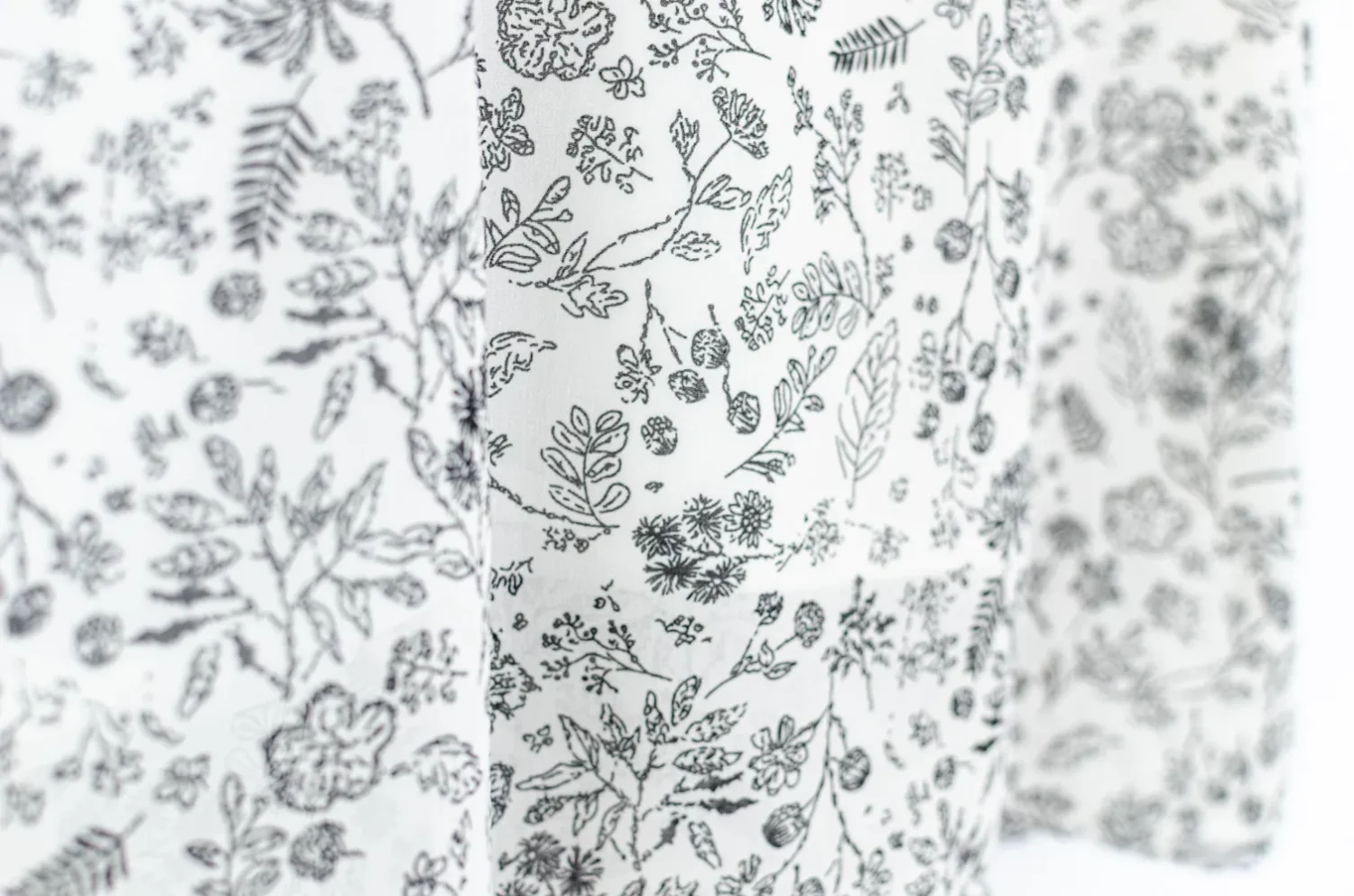 MT2758 Ruff Collar Cap Sleeve Wildflower Blouse – White - Image 5