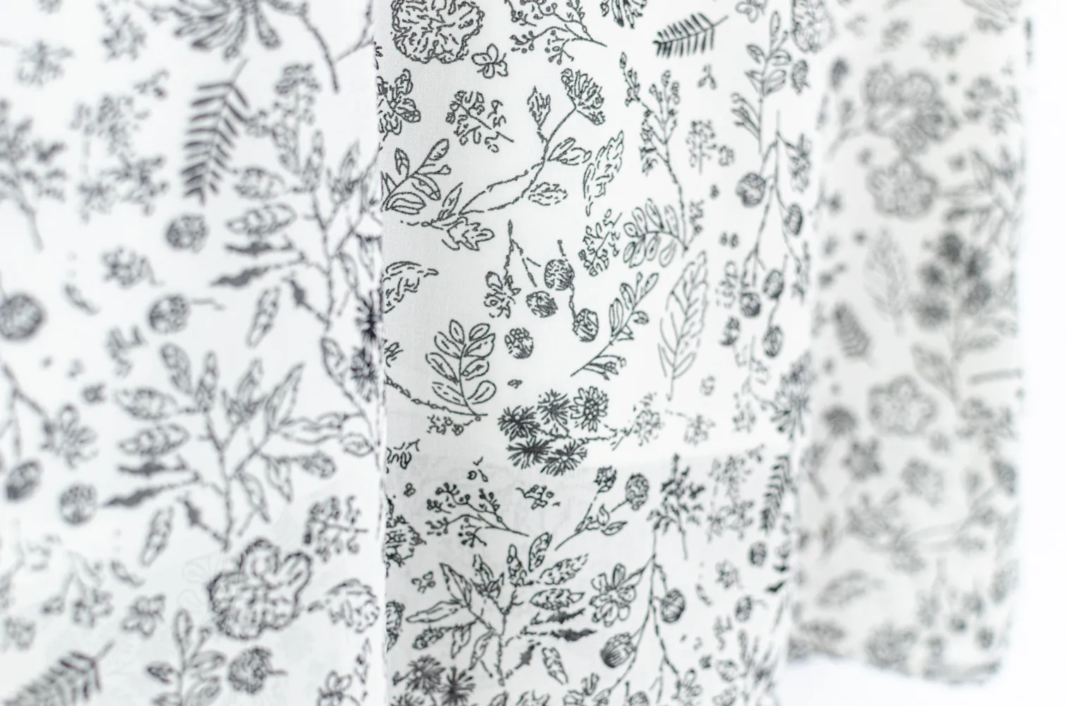 MT2758 Ruff Collar Cap Sleeve Wildflower Blouse – White - Image 5