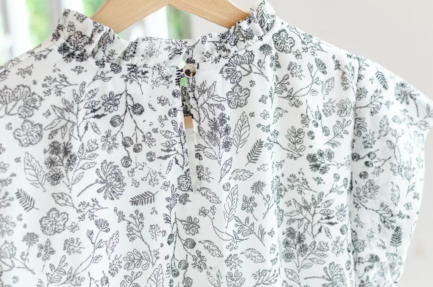 MT2758 Ruff Collar Cap Sleeve Wildflower Blouse – White - Image 6