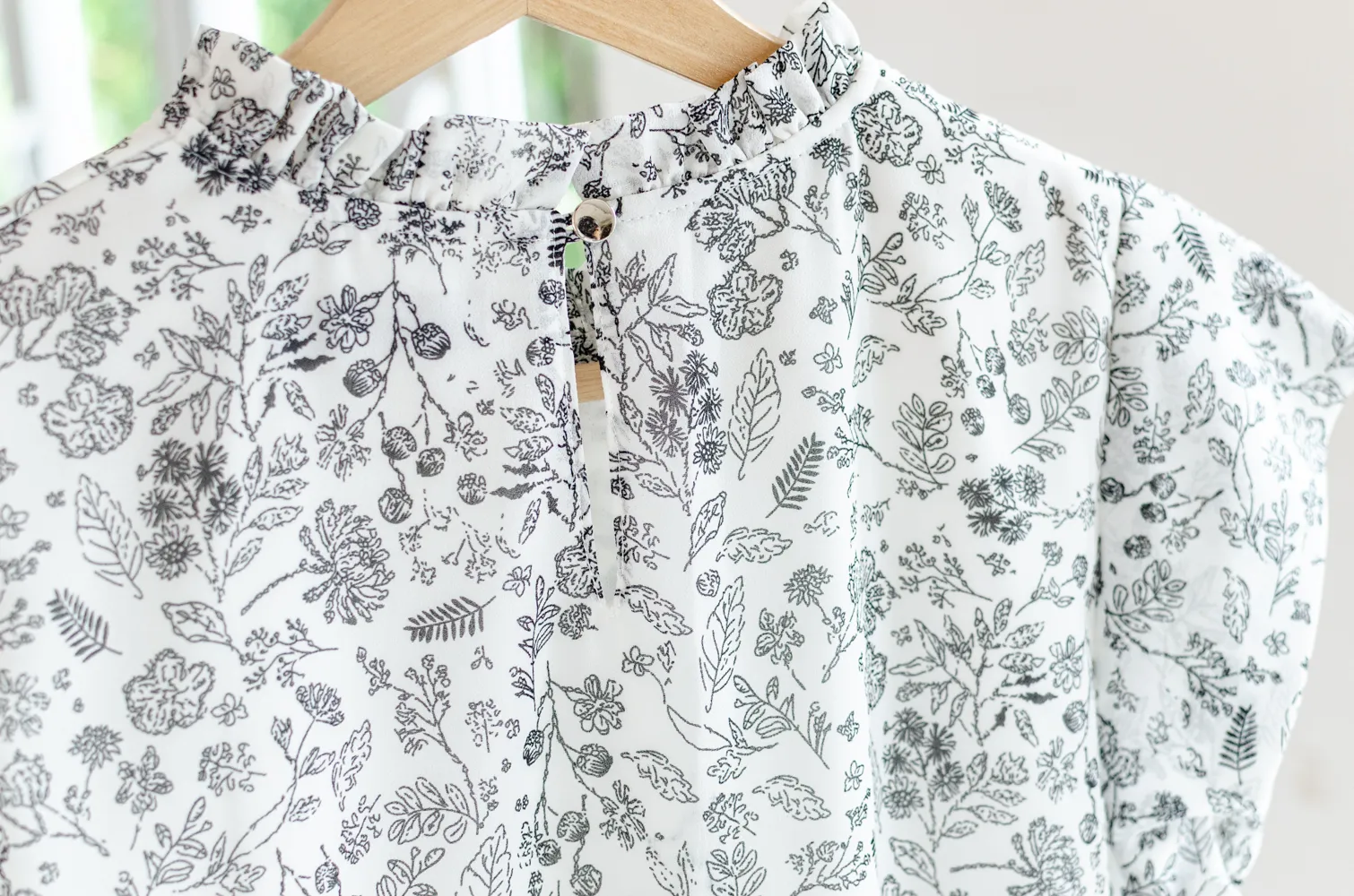 MT2758 Ruff Collar Cap Sleeve Wildflower Blouse – White - Image 6
