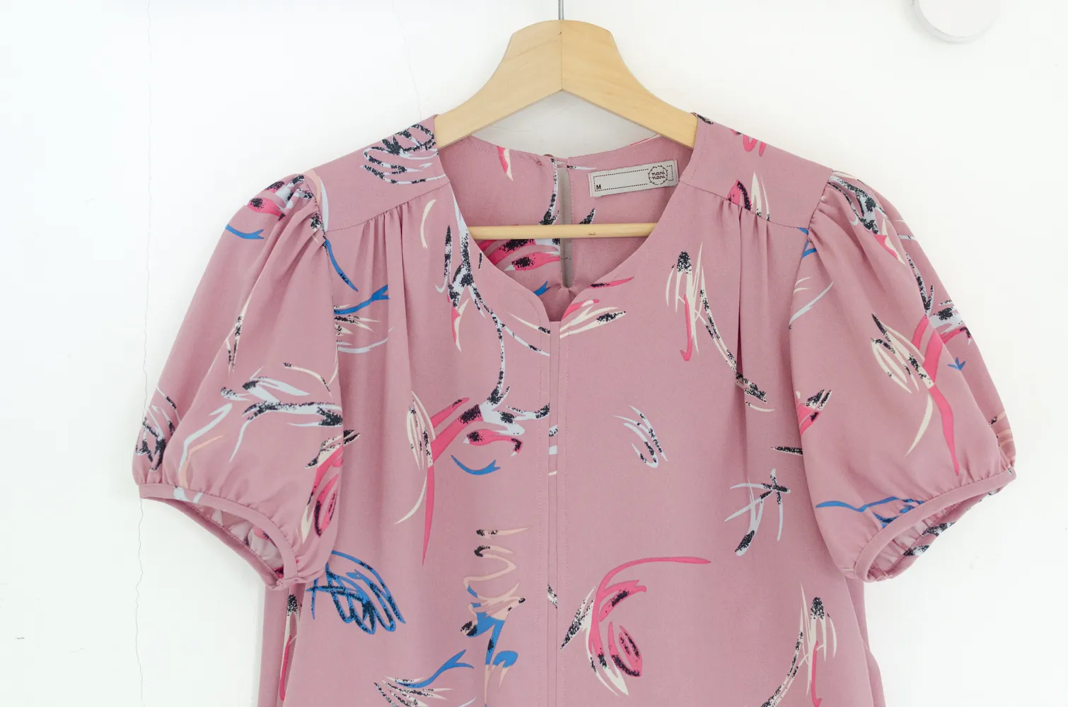 MT4527 Graphic Notch Neck Puff Sleeve Blouse – Pink - Image 3