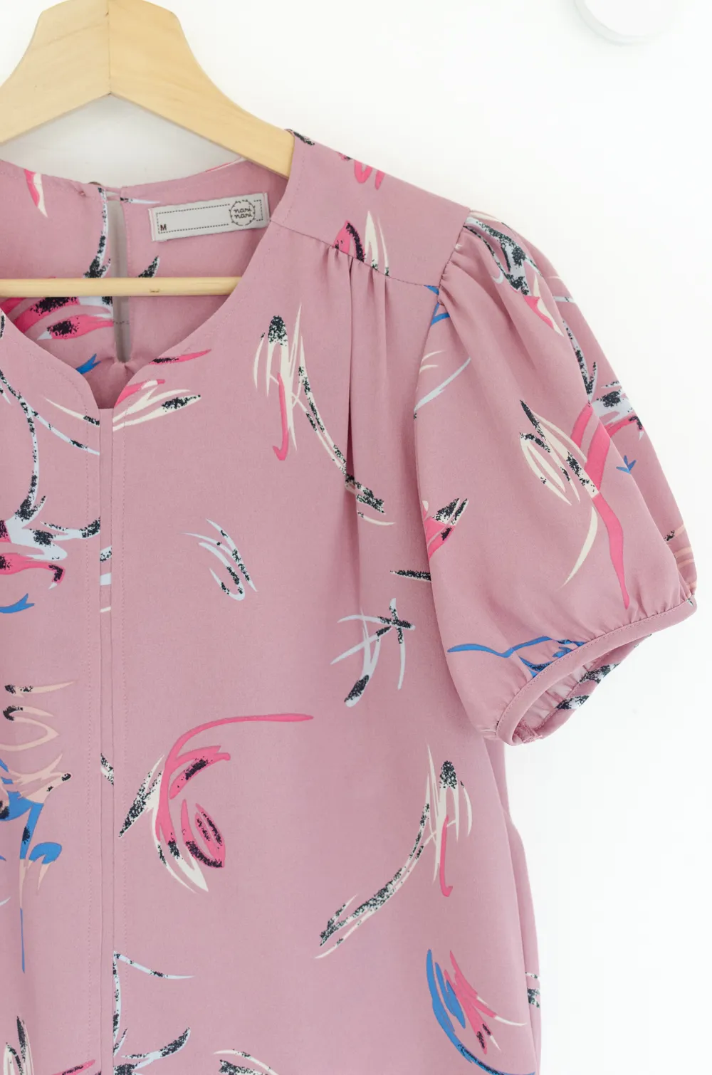 MT4527 Graphic Notch Neck Puff Sleeve Blouse – Pink - Image 4