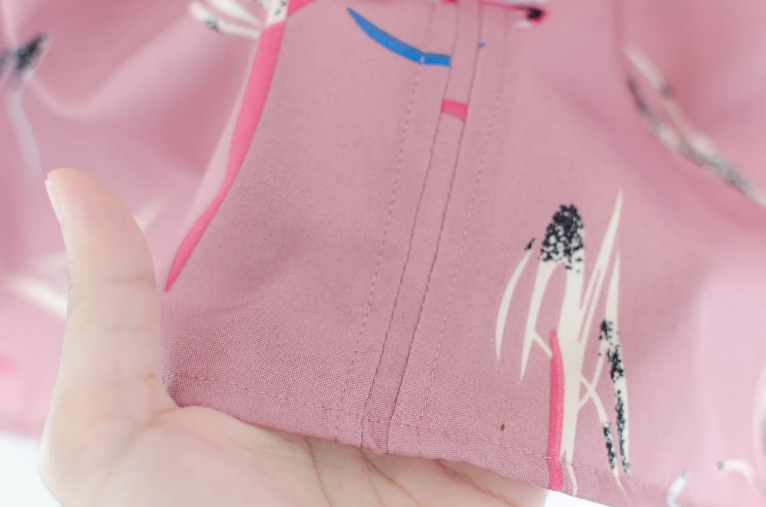 MT4527 Graphic Notch Neck Puff Sleeve Blouse – Pink - Image 5