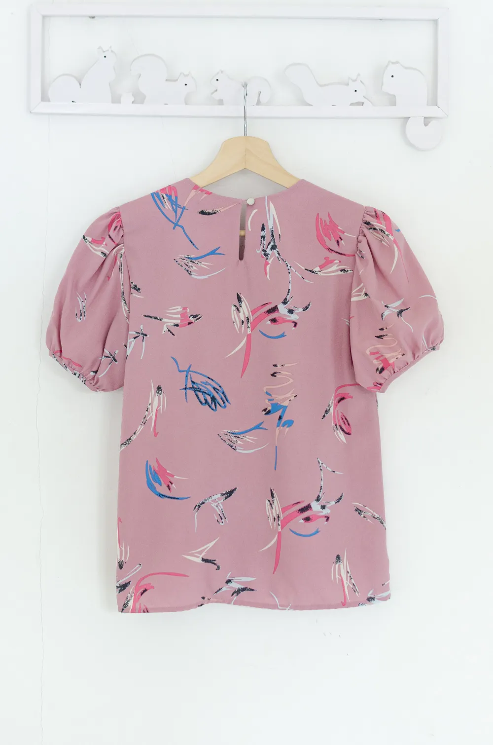 MT4527 Graphic Notch Neck Puff Sleeve Blouse – Pink - Image 6