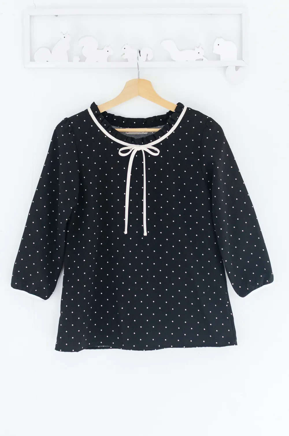 Alternative view of MT4834 Ruff Collar Dot Crinkled Blouse – Black