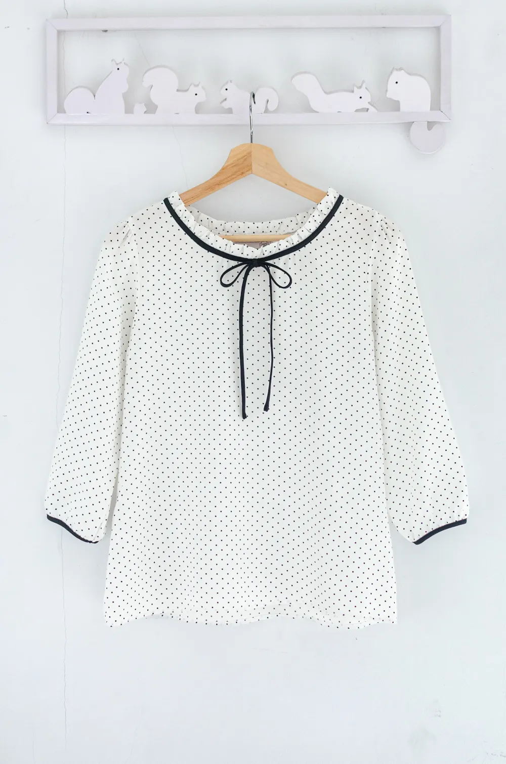 Alternative view of MT4834 Ruff Collar Dot Blouse – White
