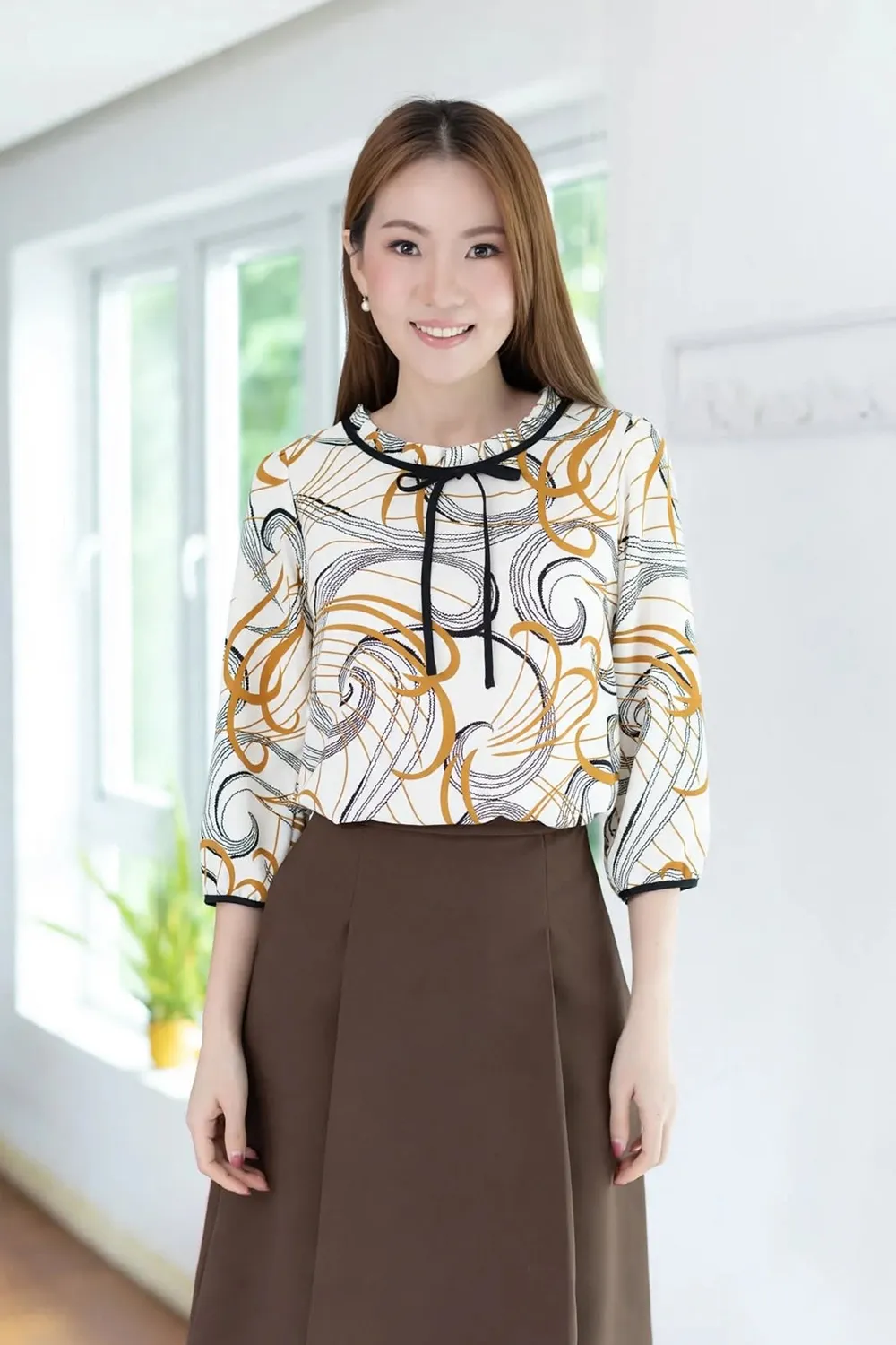 MT4834 Ruff Collar Graphic Blouse – Off-White