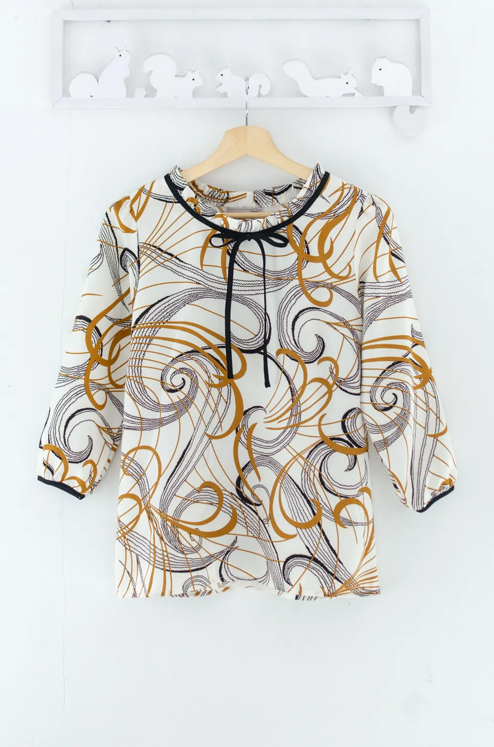 Alternative view of MT4834 Ruff Collar Graphic Blouse – Off-White