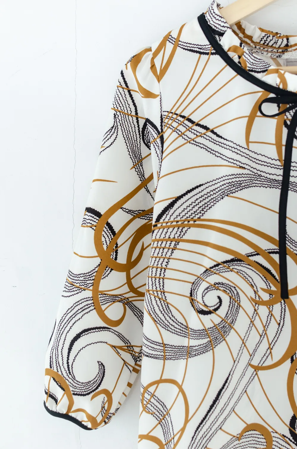 MT4834 Ruff Collar Graphic Blouse – Off-White - Image 4