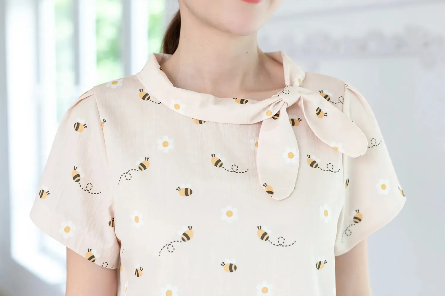 Alternative view of MT5139 Honeybee Side Bow Crinkled Blouse – Cream