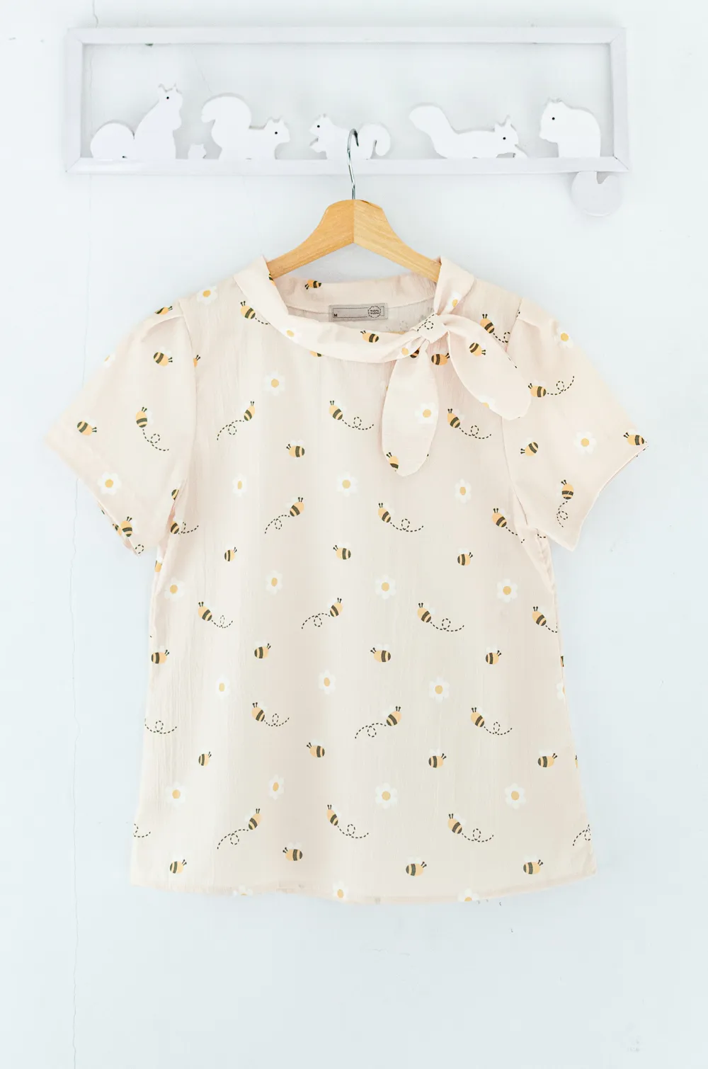 Alternative view of MT5139 Honeybee Side Bow Crinkled Blouse – Cream
