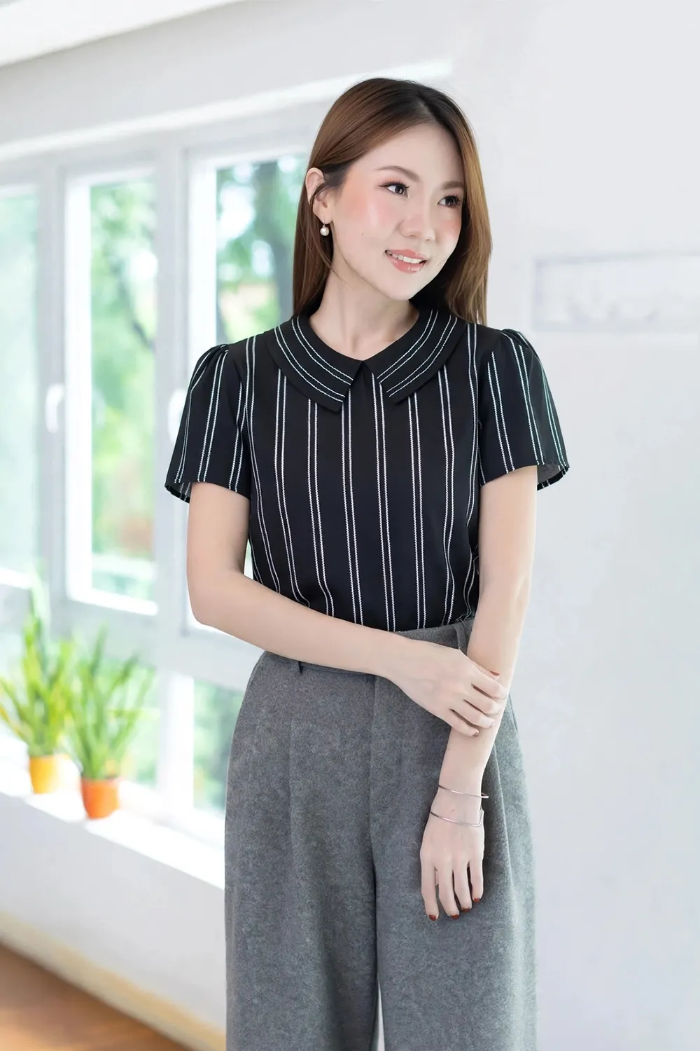 MT1301 Point Collar Zipper Stripe Blouse – Black