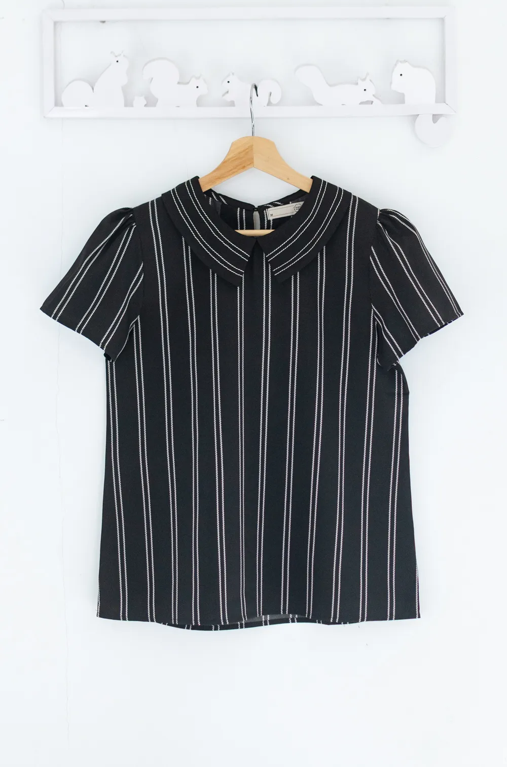 Alternative view of MT1301 Point Collar Zipper Stripe Blouse – Black