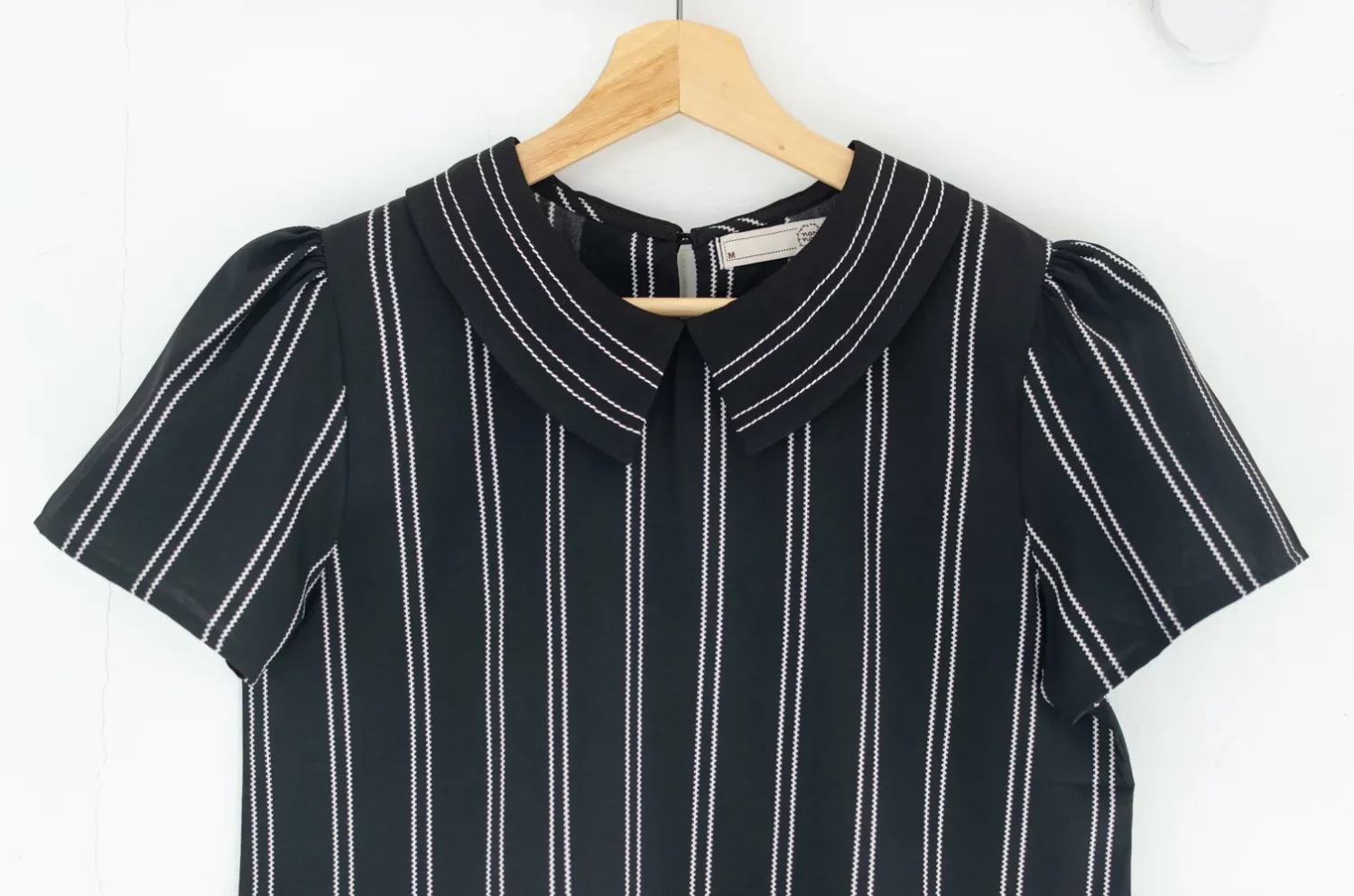 MT1301 Point Collar Zipper Stripe Blouse – Black - Image 3