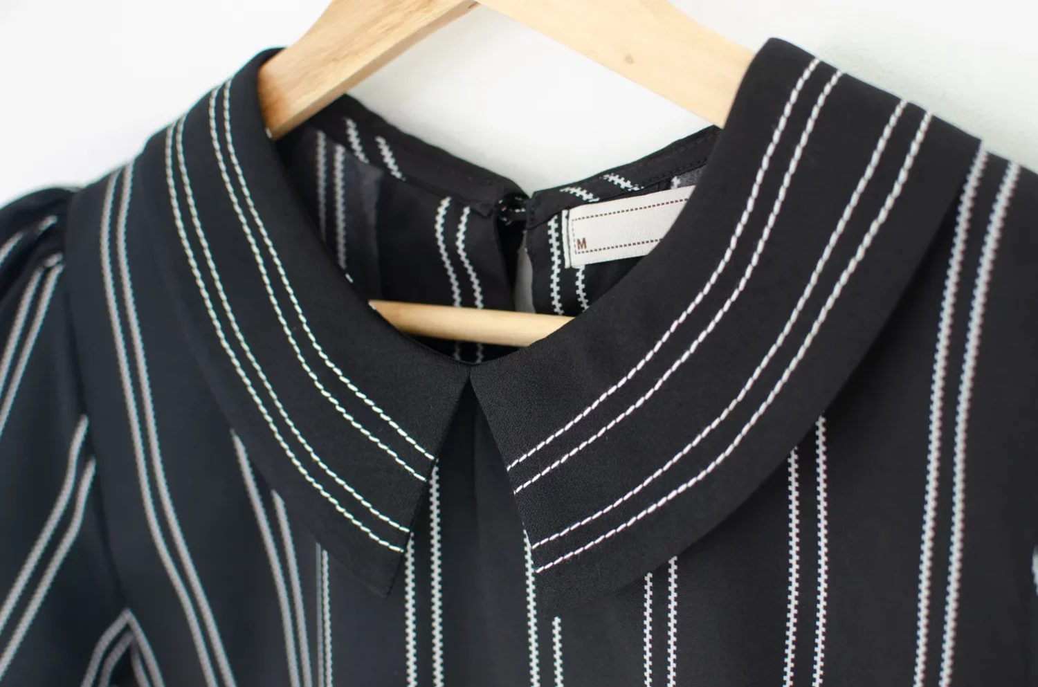 MT1301 Point Collar Zipper Stripe Blouse – Black - Image 4