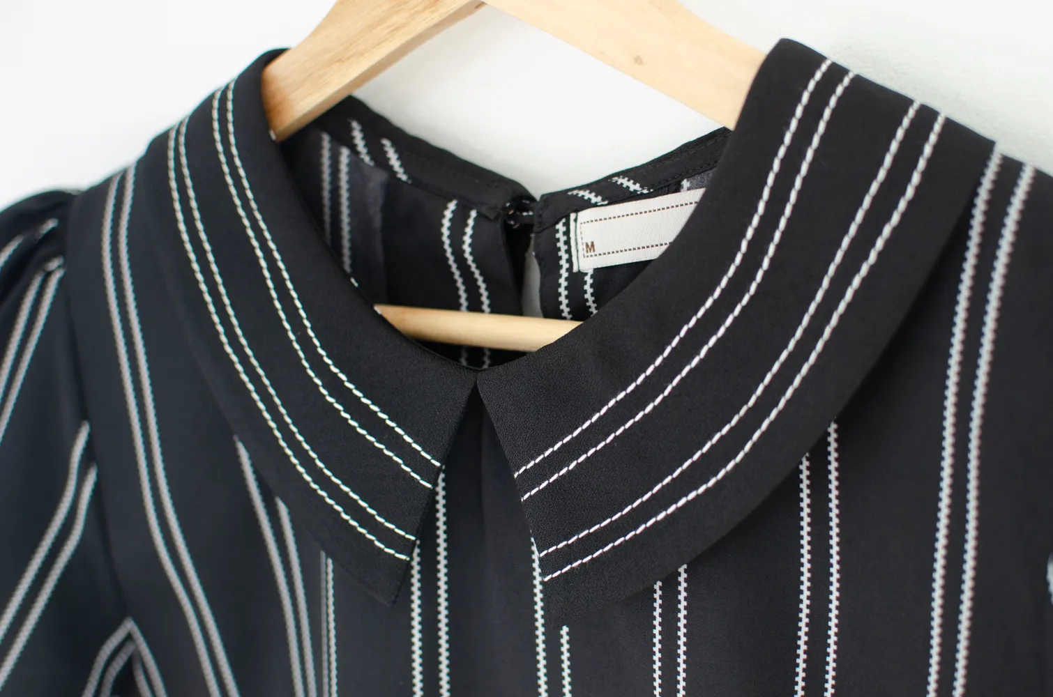 MT1301 Point Collar Zipper Stripe Blouse – Black - Image 4