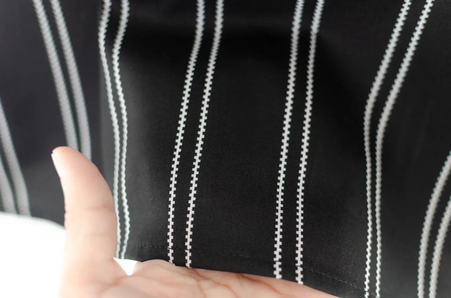 MT1301 Point Collar Zipper Stripe Blouse – Black - Image 5