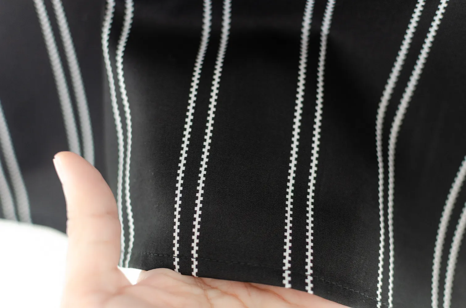 MT1301 Point Collar Zipper Stripe Blouse – Black - Image 5