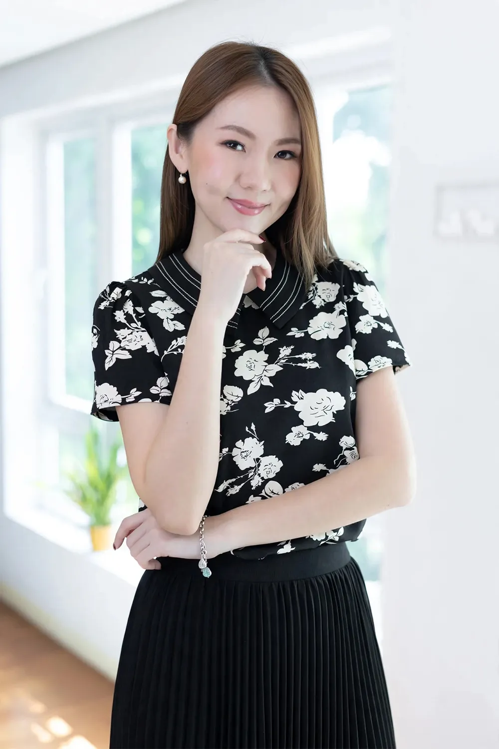 Alternative view of MT1301 Point Collar Rosie Blouse – Black