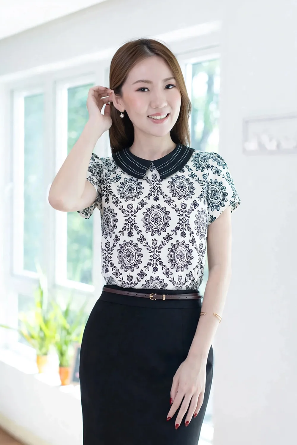 MT1301 Point Collar Floral Blouse – Off-White