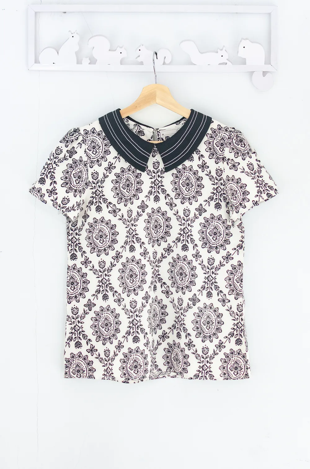 Alternative view of MT1301 Point Collar Floral Blouse – Off-White