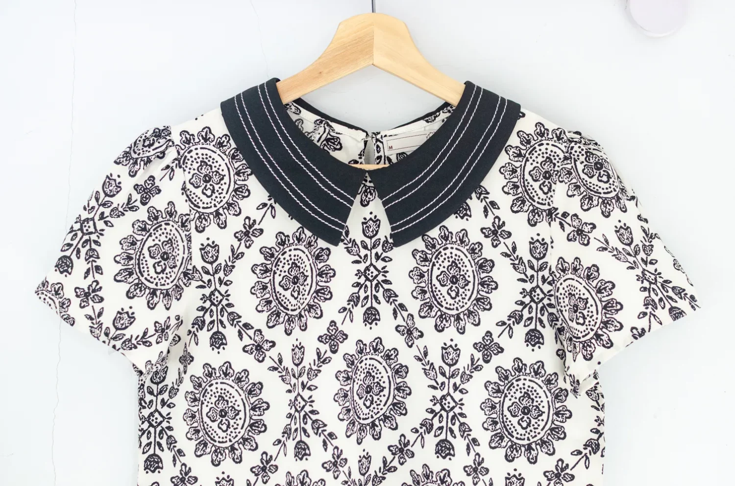 MT1301 Point Collar Floral Blouse – Off-White - Image 3