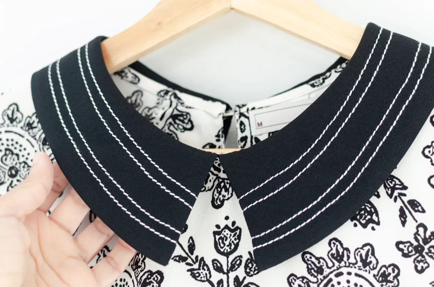 MT1301 Point Collar Floral Blouse – Off-White - Image 4