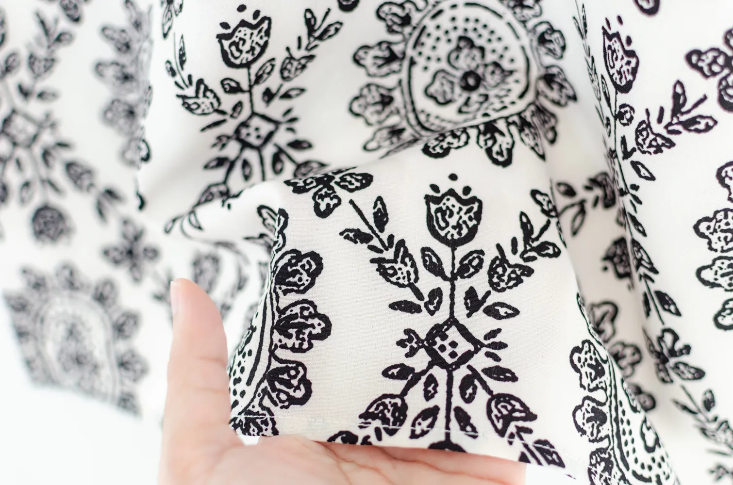 MT1301 Point Collar Floral Blouse – Off-White - Image 5