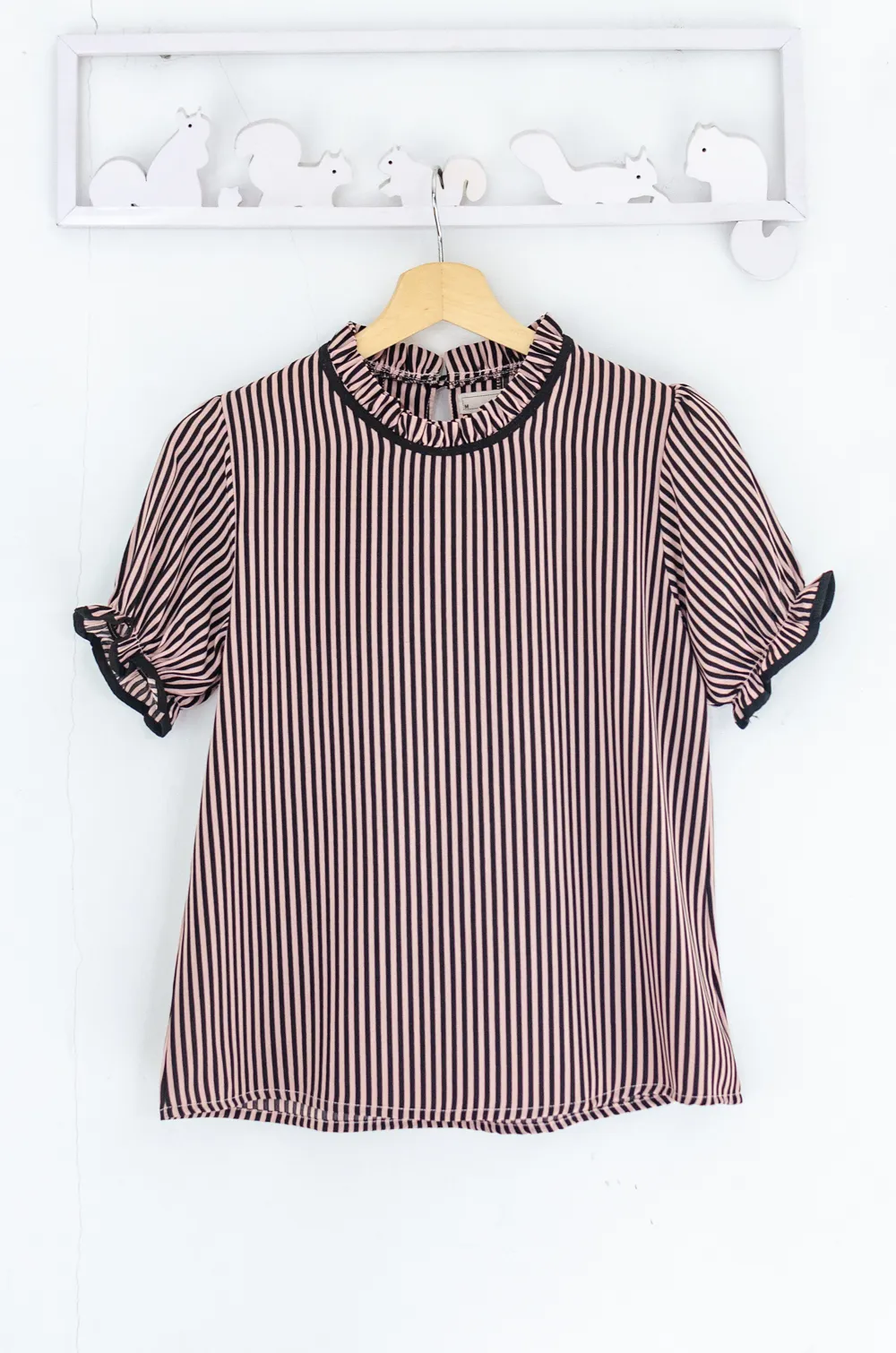 Alternative view of MT6753 Stripe Ruff Collar Puff Sleeve Blouse – Black-Pink