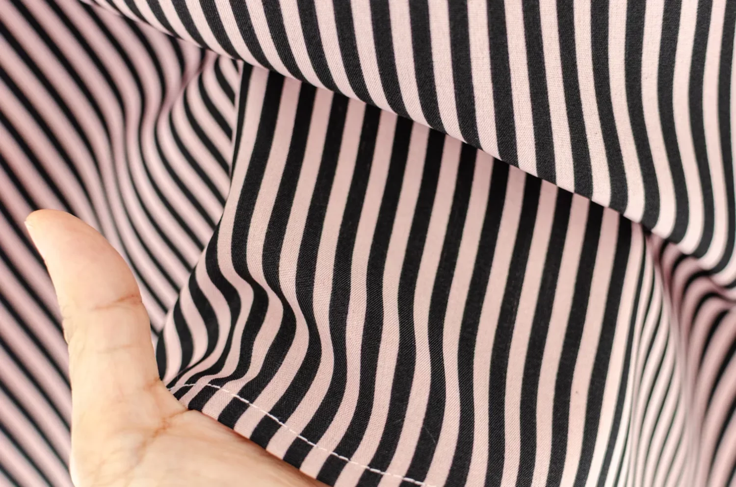 MT6753 Stripe Ruff Collar Puff Sleeve Blouse – Black-Pink - Image 6