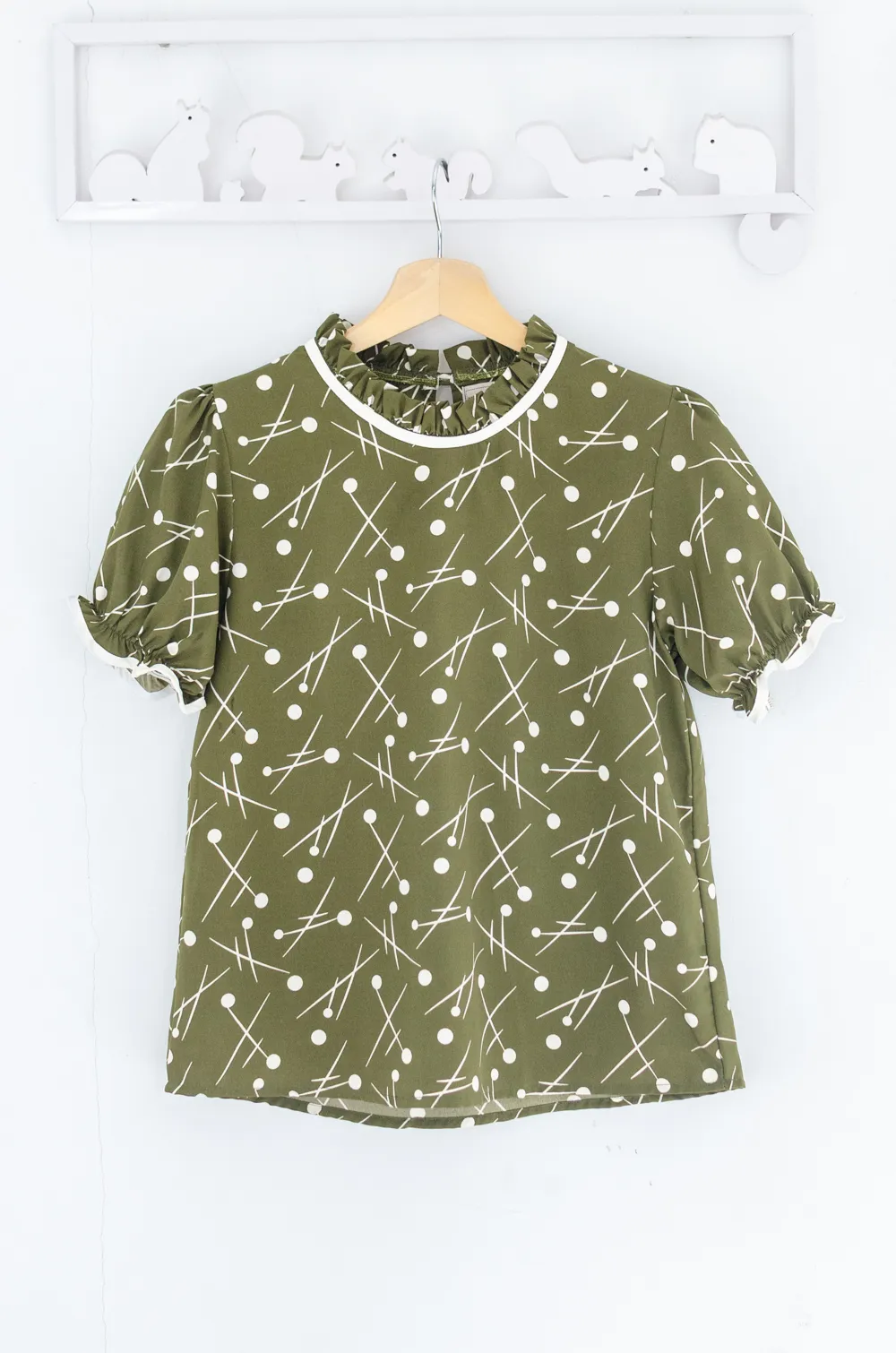 Alternative view of MT6753 Graphic Ruff Collar Puff Sleeve Blouse – Matcha Green