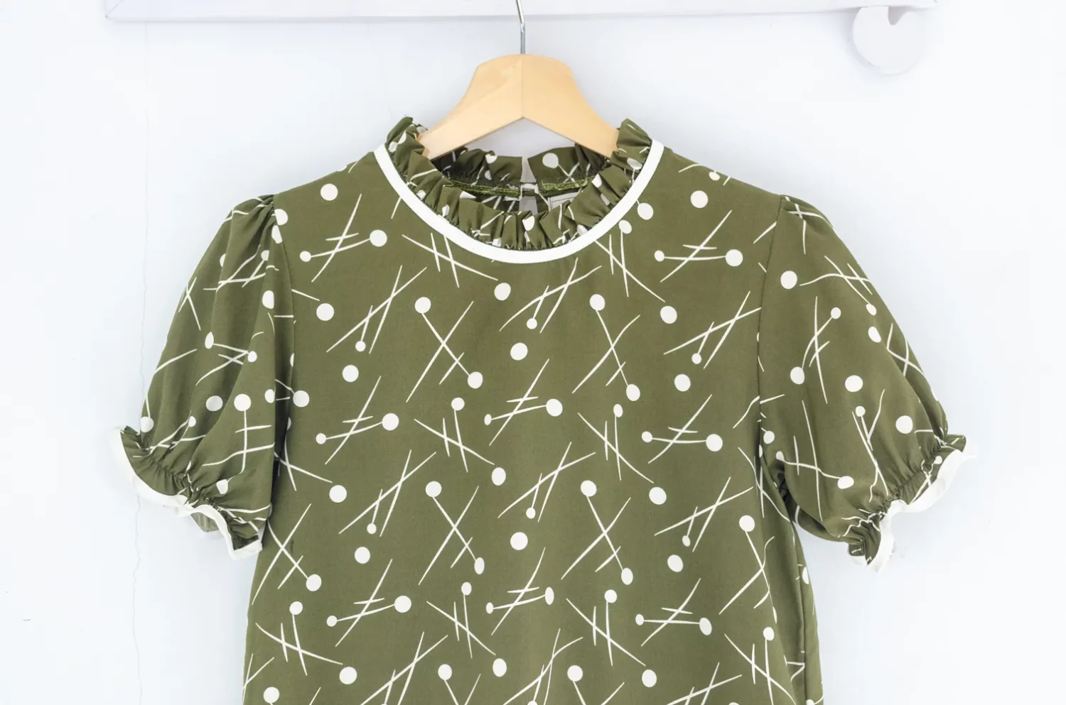 MT6753 Graphic Ruff Collar Puff Sleeve Blouse – Matcha Green - Image 3